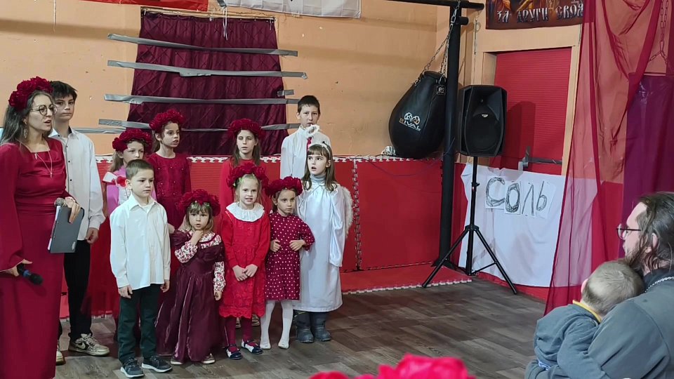 Пасхальный концерт: выступление детей. Кадр 00:20; ролик опубликован 15 апреля 2026 года.