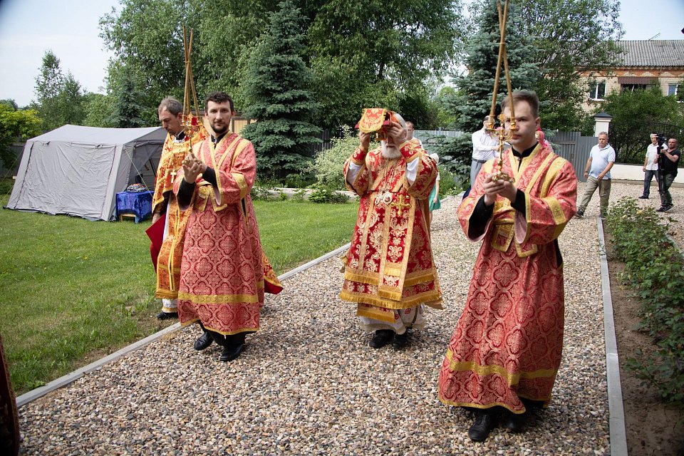 Духовенство на приходской территории в день освящения Тихоновского храма. 12 июня 2024 года.