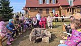 Пасхальная встреча и песни у костра. Кадр 00:08; ролик опубликован 19 апреля 2026 года.