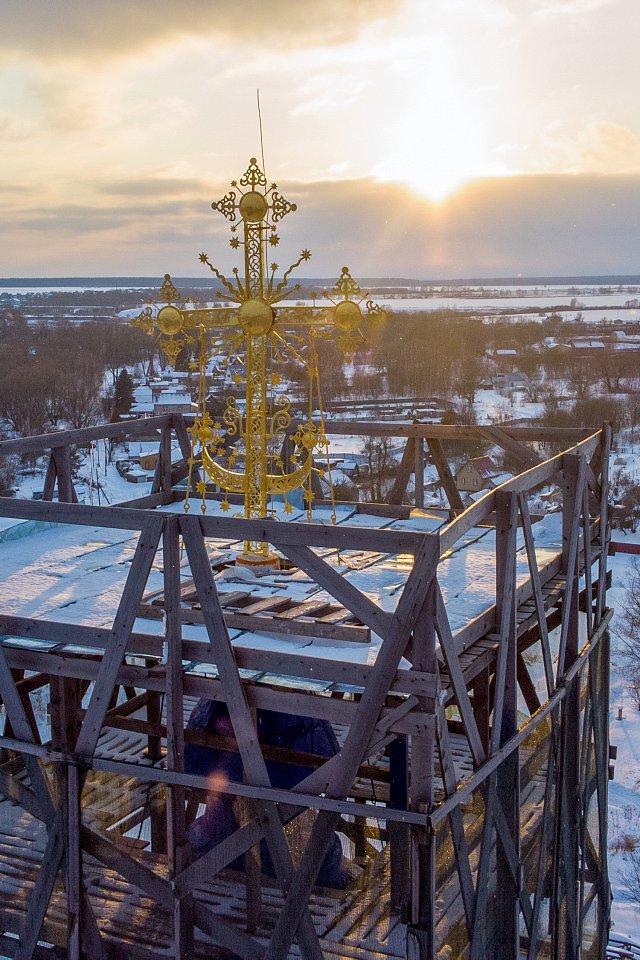 Крест Исаакиевского храма крупным планом. Снимок 16 февраля 2023 года.
